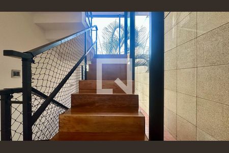 Escadas de casa à venda com 5 quartos, 192m² em Paraíso, Belo Horizonte