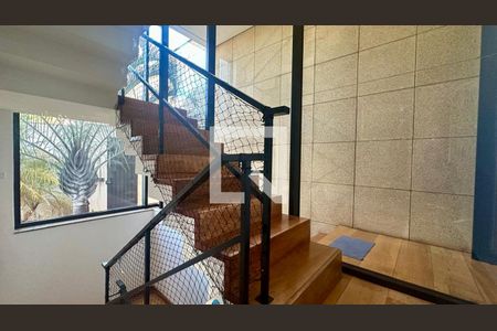 Escadas de casa à venda com 5 quartos, 192m² em Paraíso, Belo Horizonte