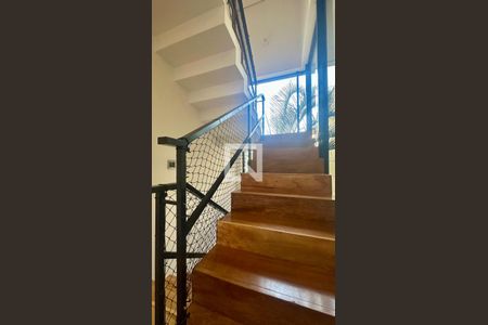 Escadas de casa à venda com 5 quartos, 192m² em Paraíso, Belo Horizonte