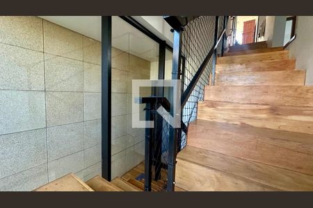 Escadas de casa à venda com 5 quartos, 192m² em Paraíso, Belo Horizonte