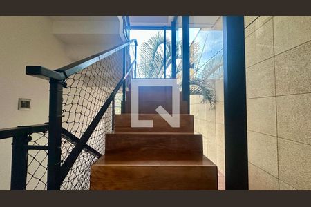 Escadas de casa à venda com 5 quartos, 192m² em Paraíso, Belo Horizonte