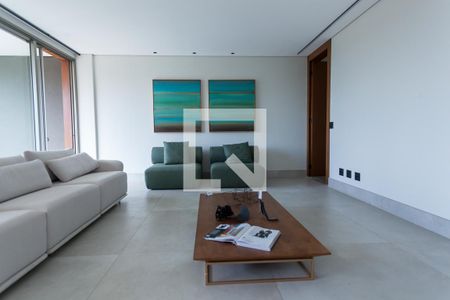 Sala de TV de casa de condomínio à venda com 4 quartos, 548m² em Jardim Serrano, Nova Lima