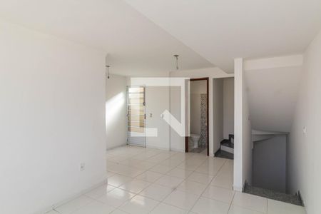 Sala de casa de condomínio à venda com 2 quartos, 101m² em Vila Carmosina, São Paulo