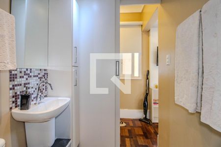 Banheiro de kitnet/studio à venda com 1 quarto, 33m² em Floresta, Porto Alegre
