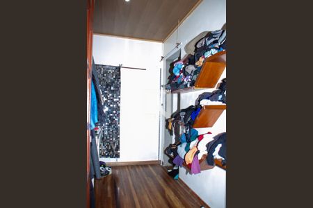 Closet do Quarto 1 de casa para alugar com 4 quartos, 232m² em Vicentina, São Leopoldo