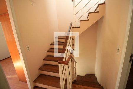 Escada de casa de condomínio à venda com 3 quartos, 137m² em Vila Bertioga, São Paulo