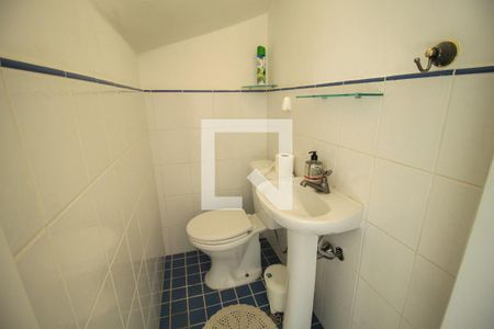 Lavabo de casa de condomínio à venda com 3 quartos, 137m² em Vila Bertioga, São Paulo