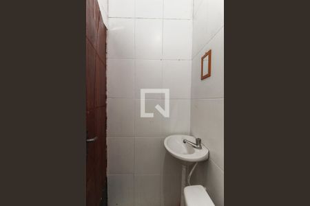 Banheiro de kitnet/studio para alugar com 1 quarto, 16m² em Parque Savoi City, São Paulo