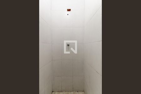 Banheiro de kitnet/studio para alugar com 1 quarto, 16m² em Parque Savoi City, São Paulo