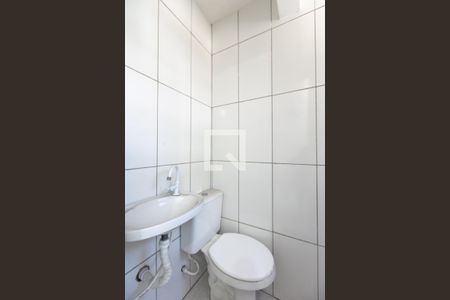 Banheiro de casa para alugar com 1 quarto, 26m² em Vila Taquari, São Paulo