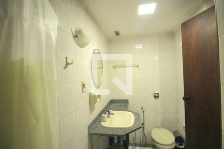 Banheiro de kitnet/studio para alugar com 1 quarto, 37m² em Amaralina, Salvador