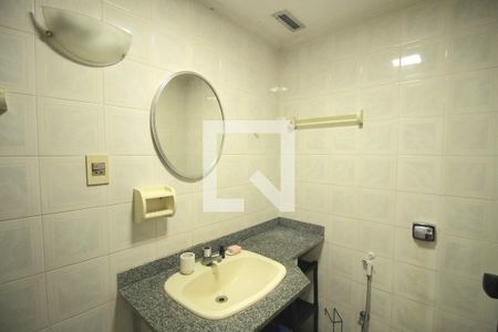 Banheiro de kitnet/studio para alugar com 1 quarto, 37m² em Amaralina, Salvador