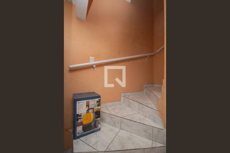 Escada de casa para alugar com 3 quartos, 117m² em Vila Francos, São Paulo