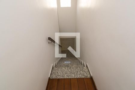 Hall do 2º andar - Escada de acesso de casa à venda com 4 quartos, 400m² em Vista Alegre, Rio de Janeiro