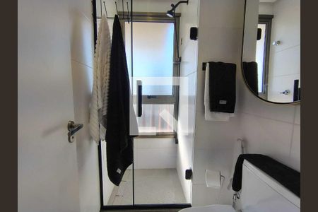 Banheiro de apartamento à venda com 1 quarto, 44m² em Menino Deus, Porto Alegre