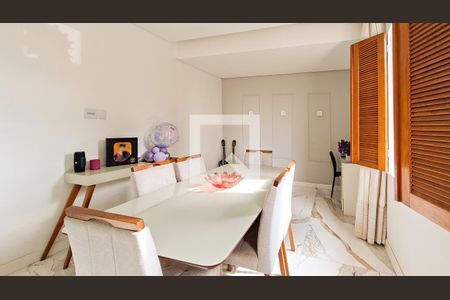 Sala de casa à venda com 3 quartos, 140m² em Santa Tereza, Belo Horizonte