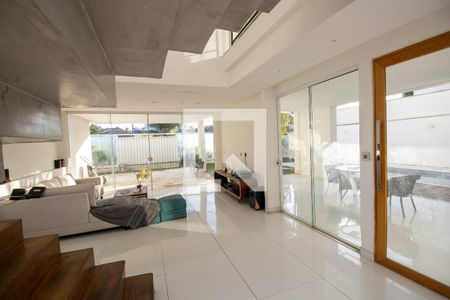 Sala de casa de condomínio à venda com 3 quartos, 350m² em Vargem Pequena, Rio de Janeiro