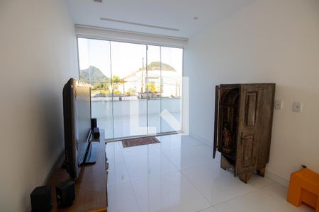 Sala de casa de condomínio à venda com 3 quartos, 350m² em Vargem Pequena, Rio de Janeiro