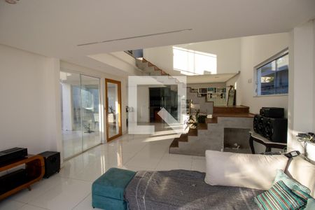 Sala de casa de condomínio à venda com 3 quartos, 350m² em Vargem Pequena, Rio de Janeiro