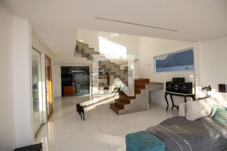 Sala de casa de condomínio à venda com 3 quartos, 350m² em Vargem Pequena, Rio de Janeiro