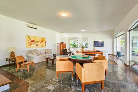 Sala de casa de condomínio para alugar com 5 quartos, 2100m² em Jardim Acapulco, Guarujá