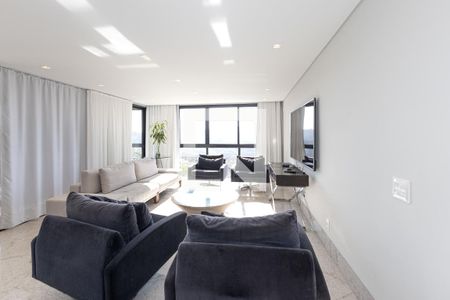 Sala de TV de casa de condomínio à venda com 4 quartos, 363m² em Jardim Serrano, Nova Lima