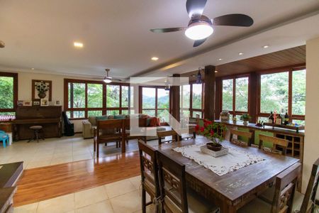 Sala de casa de condomínio para alugar com 5 quartos, 400m² em Muriqui, Niterói