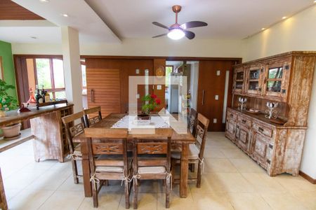 Sala de casa de condomínio para alugar com 5 quartos, 400m² em Muriqui, Niterói