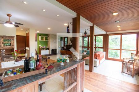 Sala de casa de condomínio para alugar com 5 quartos, 400m² em Muriqui, Niterói