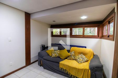 Sala de TV de casa de condomínio para alugar com 5 quartos, 400m² em Muriqui, Niterói