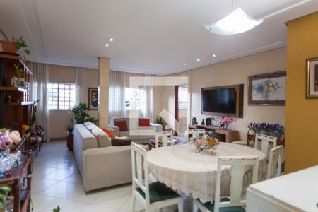 Sala de casa à venda com 3 quartos, 837m² em Centro, Nova Lima