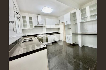 Casa à venda com 4 quartos, 303m² em Vila Paris, Belo Horizonte