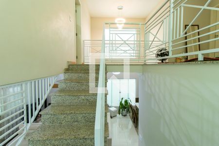 Escadas entre andares de casa de condomínio para alugar com 4 quartos, 250m² em Rio Cotia, Cotia