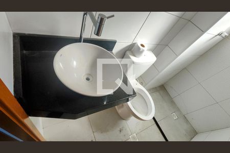 Banheiro de apartamento à venda com 2 quartos, 60m² em Chácara Cotia, Contagem