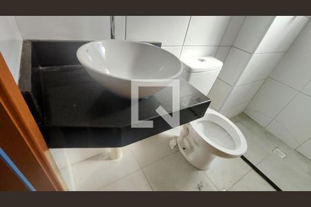 Banheiro de apartamento à venda com 2 quartos, 60m² em Chácara Cotia, Contagem