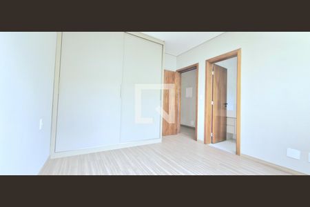 Quarto 2 de casa de condomínio à venda com 4 quartos, 503m² em Alphaville Vespasiano, Vespasiano