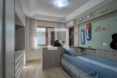 Casa à venda com 3 quartos, 300m² em Vila Elvira, São Paulo