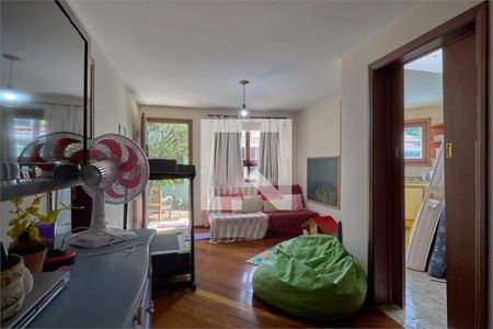 Casa à venda com 3 quartos, 300m² em Vila Elvira, São Paulo