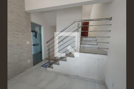 Escada de casa à venda com 3 quartos, 306m² em São Goncalo, Contagem