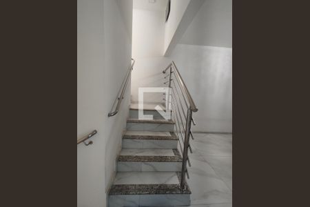 Escada de casa à venda com 3 quartos, 306m² em São Goncalo, Contagem