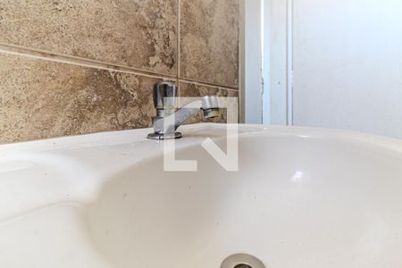 Banheiro de kitnet/studio para alugar com 1 quarto, 60m² em Santa Ifigênia, São Paulo