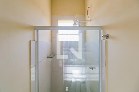 Banheiro de kitnet/studio para alugar com 1 quarto, 22m² em Rio Pequeno, São Paulo