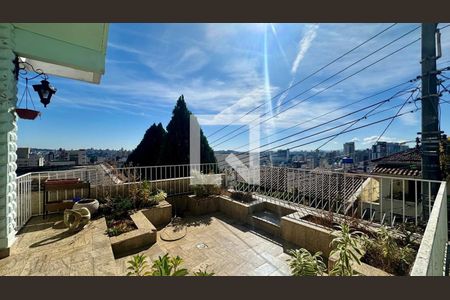 Varanda de casa à venda com 5 quartos, 246m² em Barroca, Belo Horizonte