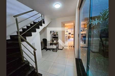 Sala de casa à venda com 3 quartos, 120m² em Cabral, Contagem