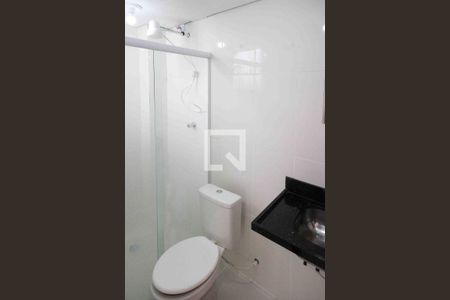 Banheiro de kitnet/studio para alugar com 1 quarto, 29m² em Vila Cleonice, São Paulo