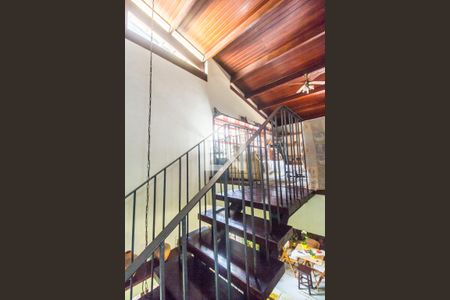 Escada de casa de condomínio à venda com 4 quartos, 353m² em Residencial Cinco (alphaville), Santana de Parnaíba