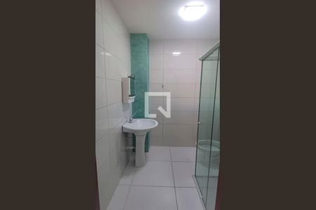 Banheiro Social de kitnet/studio para alugar com 1 quarto, 32m² em Serraria, São José