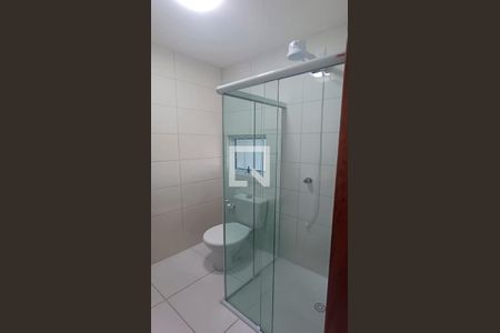 Banheiro Social de kitnet/studio para alugar com 1 quarto, 32m² em Serraria, São José