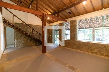 Sala de casa de condomínio à venda com 5 quartos, 250m² em Itacoatiara, Niterói