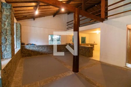 Sala de casa de condomínio à venda com 5 quartos, 250m² em Itacoatiara, Niterói